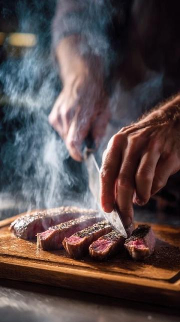 盛滿水汽的碗里的肉片是如此誘人。