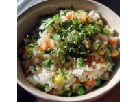 家人們，今天我要教大家做地道的新疆抓飯,瞧瞧這做好的抓飯，色澤金黃，胡蘿卜、葡萄