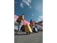 五一假期旅游熱度飆升，反映出國(guó)內(nèi)消費(fèi)市場(chǎng)的強(qiáng)勁復(fù)蘇和民眾出行需求的高漲