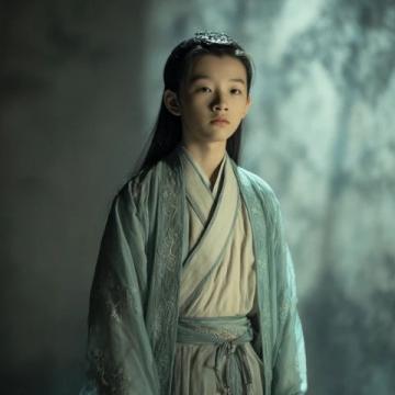 因?yàn)槭废嬖频哪樕戏噶诵影甙_，于是有了治療藥物薔薇硝出場(chǎng)，但是被茉莉粉