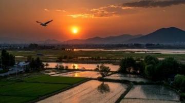 松滋縣有個(gè)小鎮(zhèn)邊緣臨大湖，大片水面映照著夕陽。