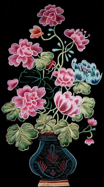 靖西繡球是廣西壯族自治區(qū)靖西市的一種傳統(tǒng)手工藝品，也是壯族文化的代表性符號之一