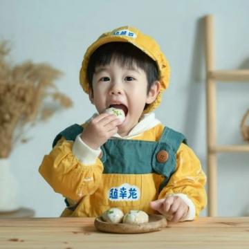 謝浩男媽媽許健華成功回歸，帶小女兒上學(xué),還展示廚房神器