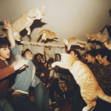1990年除夕夜，唐國強的妻子洗完澡化完妝，穿上一身新衣