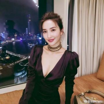 1985年，楊紫瓊與香港富商潘迪生相戀，兩人熱戀3年后，在楊紫瓊26歲那年