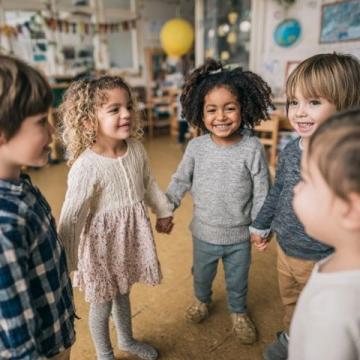 孩子幼兒園就該學(xué)一年級知識嗎？快樂童年與壓力教育的糾結(jié)，求支招！