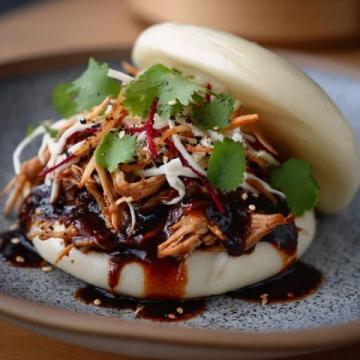 以下是一道原創(chuàng)改良版粉蒸肉食譜，以茶香解膩、果香增鮮為特色