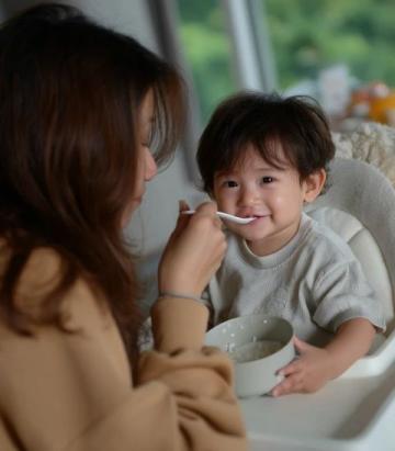 郝劭文妻子二胎生子，曬兒子吃雞腿照笑翻網(wǎng)友