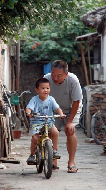 前幾天回家，騎自行車(chē)路過(guò)家門(mén)口的小河，聽(tīng)見(jiàn)一位爺爺正帶著孫子