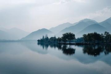 黎明六點，微光悄然灑落順峰山公園的青云湖畔,湖水仿若被喚醒的精靈，泛起粼粼波光