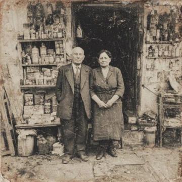 這是1945年11月份的一組珍貴老照片，拍攝于重慶路邊的一家小吃店
