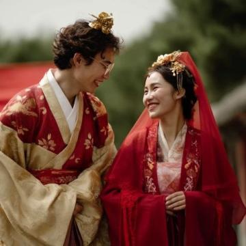 5月20日，孔子第76代孫公開消息，自己已在美國結(jié)婚，妻子厚唇大眼是大馬名媛