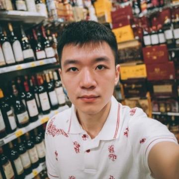 在西虹市首富中，沈騰飾演的王多魚(yú)為了完成一個(gè)月花光十億的賭約，花重金邀請(qǐng)了
