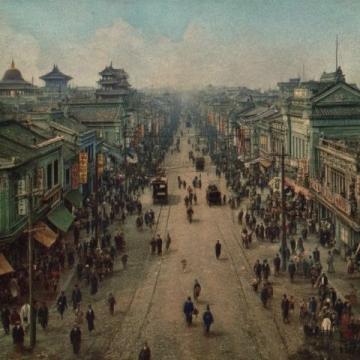 某市，一個(gè)游客去旅游，聽(tīng)聞長(zhǎng)街宴口碑很好，因此便買了票前去享用