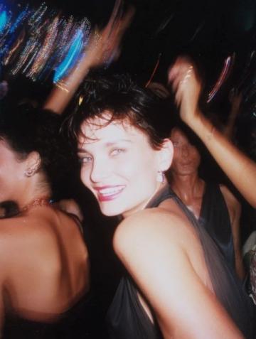 1990年除夕夜，唐國強的妻子洗完澡化完妝，穿上一身新衣
