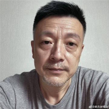 在西虹市首富中，沈騰飾演的王多魚(yú)為了完成一個(gè)月花光十億的賭約，花重金邀請(qǐng)了