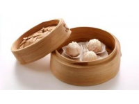 芋餃?zhǔn)侵袊戏剑ㄓ绕涫歉＝?、江西等地）的傳統(tǒng)小吃，外皮用芋頭和淀粉制作