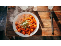 炒菜時摘下來的芹菜葉子大家不要再扔了，做蒸菜吃不僅能當主食