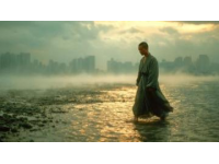 黎明六點，微光悄然灑落順峰山公園的青云湖畔,湖水仿若被喚醒的精靈，泛起粼粼波光
