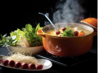 東坡肉的傳說為這道家常菜增添了文人的浪漫氣息——據(jù)說蘇東坡被貶黃州之時