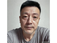 在西虹市首富中，沈騰飾演的王多魚(yú)為了完成一個(gè)月花光十億的賭約，花重金邀請(qǐng)了