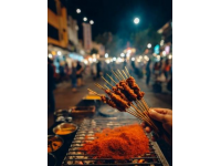 昨晚社會(huì)百態(tài)里"公婆深夜遛娃吃串"的視頻溫暖了無(wú)數(shù)人，老人抱著烤串笑說(shuō)"被媽媽發(fā)