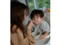 郝劭文妻子二胎生子，曬兒子吃雞腿照笑翻網(wǎng)友