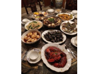 介紹中國(guó)傳統(tǒng)美食的英語(yǔ)作文(以下是一些中國(guó)各地的傳統(tǒng)美食介紹)