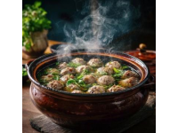西峰下莊羊肉那可是一絕,清晨羊肉館子就開始忙碌，大鐵鍋里羊肉湯翻滾
