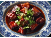 以下是一道原創(chuàng)改良版粉蒸肉食譜，以茶香解膩、果香增鮮為特色