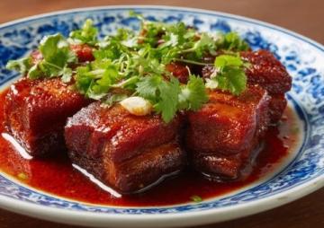 以下是一道原創(chuàng)改良版粉蒸肉食譜，以茶香解膩、果香增鮮為特色