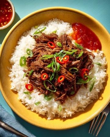 青椒肉絲，這道經(jīng)典的中式家常菜，以其色澤鮮艷、口感豐富而受到眾多食客的喜愛(ài)