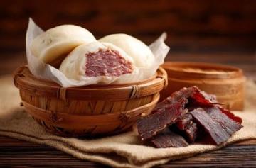 以下是一道原創(chuàng)改良版粉蒸肉食譜，以茶香解膩、果香增鮮為特色
