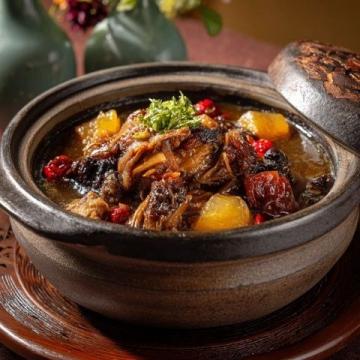 昨晚家常三菜一桌香：五花肉燒土豆、清炒蓮藕苗、清炒黃豆芽
