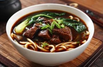 淮南牛肉湯：徽菜系中的經(jīng)典美味及其發(fā)展歷程