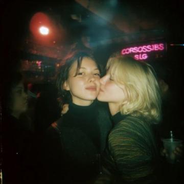 1990年除夕夜，唐國強的妻子洗完澡化完妝，穿上一身新衣
