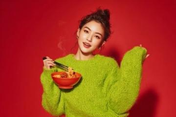 林允生日直播秀廚藝，中餐女神魅力綻放引期待！