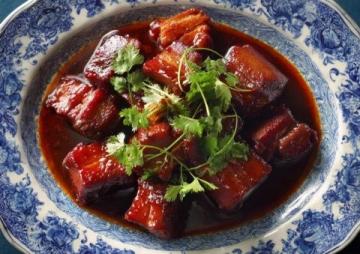 品味江蘇經(jīng)典：紅燒獅子頭——舌尖上的幸福佳肴