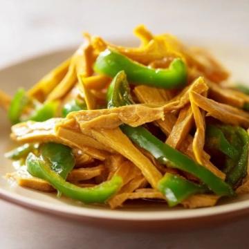 青椒肉絲，這道經(jīng)典的中式家常菜，以其色澤鮮艷、口感豐富而受到眾多食客的喜愛(ài)