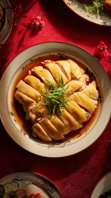 清蒸文慶鯉是高要白土鎮(zhèn)的經(jīng)典河鮮菜式，以當(dāng)?shù)靥禺a(chǎn)文慶鯉為主料