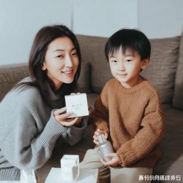 謝浩男媽媽許健華成功回歸，帶小女兒上學(xué),還展示廚房神器