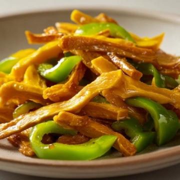 青椒肉絲，這道經(jīng)典的中式家常菜，以其色澤鮮艷、口感豐富而受到眾多食客的喜愛(ài)