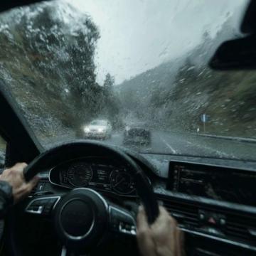 雨天安全行駛指南：降低車速、控好距離、亮尾燈