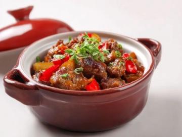 以下是一道原創(chuàng)改良版粉蒸肉食譜，以茶香解膩、果香增鮮為特色