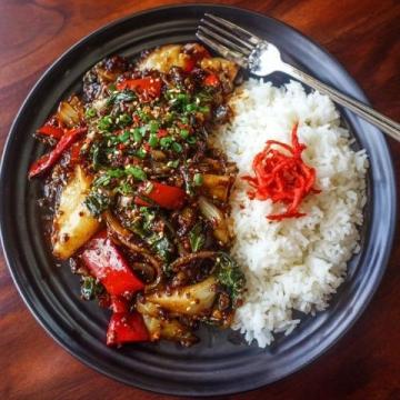 青椒肉絲，這道經(jīng)典的中式家常菜，以其色澤鮮艷、口感豐富而受到眾多食客的喜愛(ài)