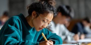 高考命題四階段演變：從知識(shí)立意到素養(yǎng)導(dǎo)向