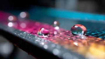 雨水帶來涼爽天氣，適合外出逛街