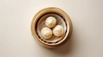 以下是一道原創(chuàng)改良版粉蒸肉食譜，以茶香解膩、果香增鮮為特色