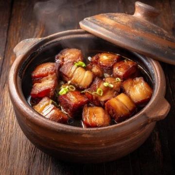 昨晚家常三菜一桌香：五花肉燒土豆、清炒蓮藕苗、清炒黃豆芽