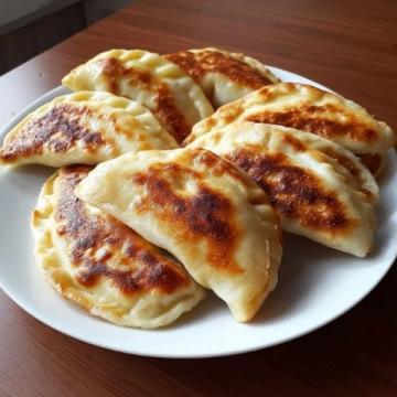 小云美食分享今天給大家分享一種家常餡餅的做法，薄皮大餡，非常好吃